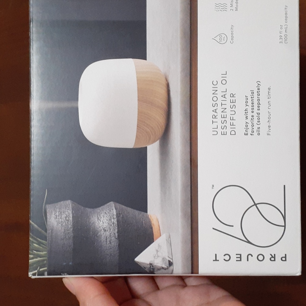 NIB Ultrasonic diffuser - Picture 2 of 5